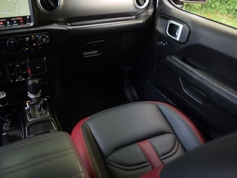 Used 2019 Jeep Wrangler Unlimited Sahara AWD/4WD image 13