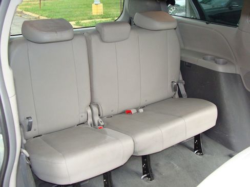 Used 2019 Toyota Sienna XLE w/ XLE Navigation Package FWD image 13