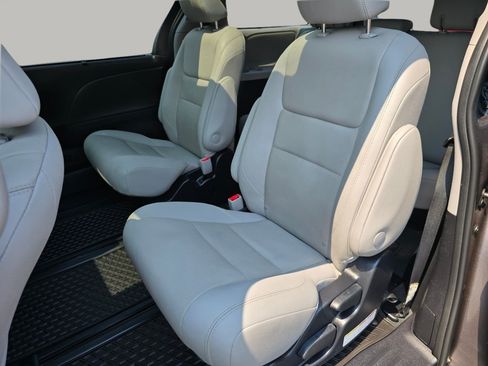 Used 2020 Toyota Sienna XLE Premium AWD/4WD image 30