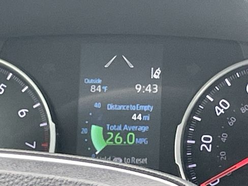 Used 2022 Toyota RAV4 XLE Premium FWD image 5