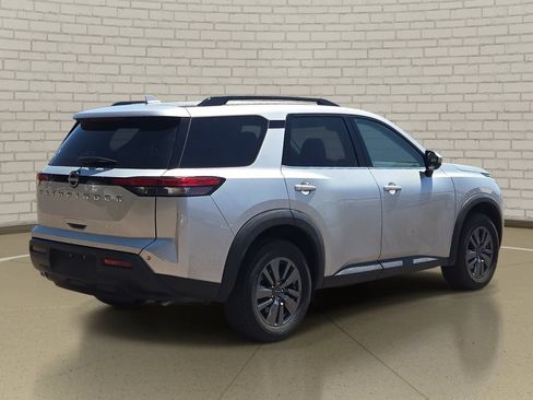 Used 2025 Nissan Pathfinder SV FWD image 5