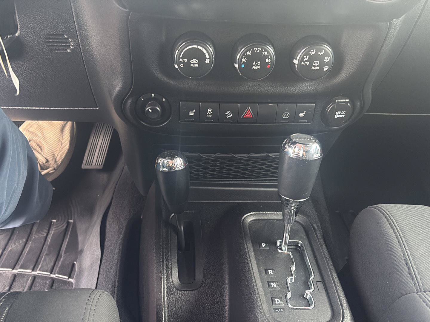 Used 2012 Jeep Wrangler Unlimited Rubicon w/ Connectivity Group AWD/4WD image 14