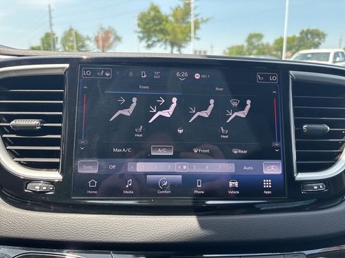 Used 2024 Chrysler Pacifica Touring-L FWD image 4