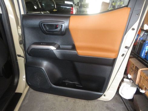 Used 2016 Toyota Tacoma SR5 w/ SR5 Appearance Package (SN) image 27