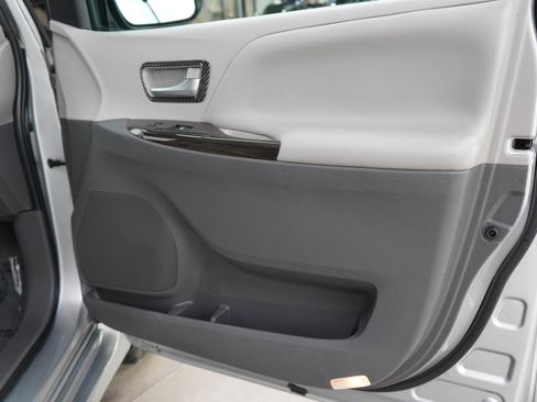 Used 2020 Toyota Sienna XLE w/ XLE Navigation Package FWD image 9