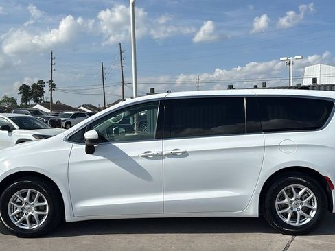 Used 2023 Chrysler Pacifica Touring-L FWD image 2