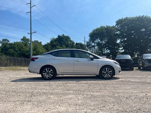 Used 2025 Nissan Versa SV FWD image 8