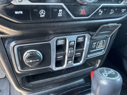 Used 2018 Jeep Wrangler Unlimited Sahara AWD/4WD image 17