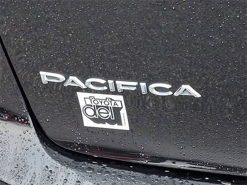 Used 2024 Chrysler Pacifica Touring-L image 30