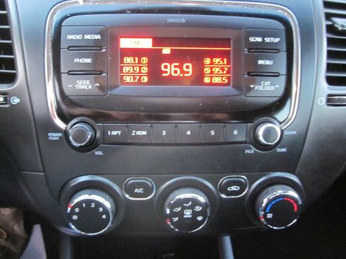 Used 2018 Kia Forte LX image 19