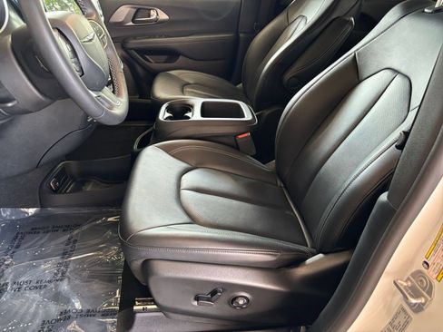 Used 2025 Chrysler Pacifica Select FWD image 25