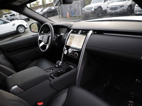 Certified 2025 Land Rover Discovery S image 13