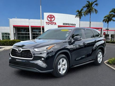 Certified 2024 Toyota Highlander LE FWD image 2