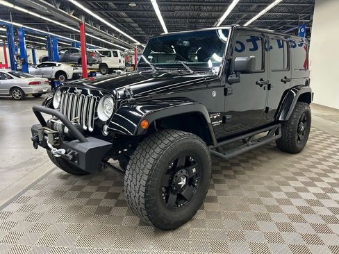 Used 2017 Jeep Wrangler Unlimited Sahara w/ Connectivity Group AWD/4WD image 3