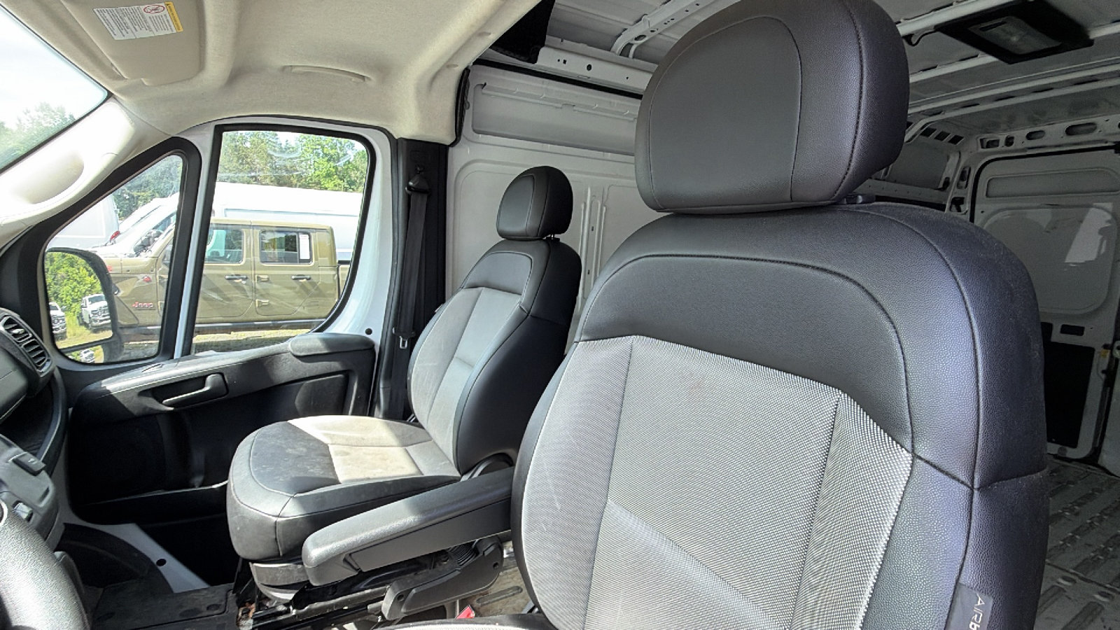 Used 2024 RAM ProMaster 2500 w/ Convenience Group FWD image 18