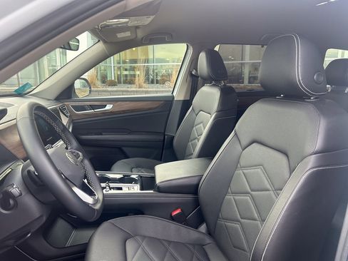 Used 2025 Volkswagen Atlas SE image 9