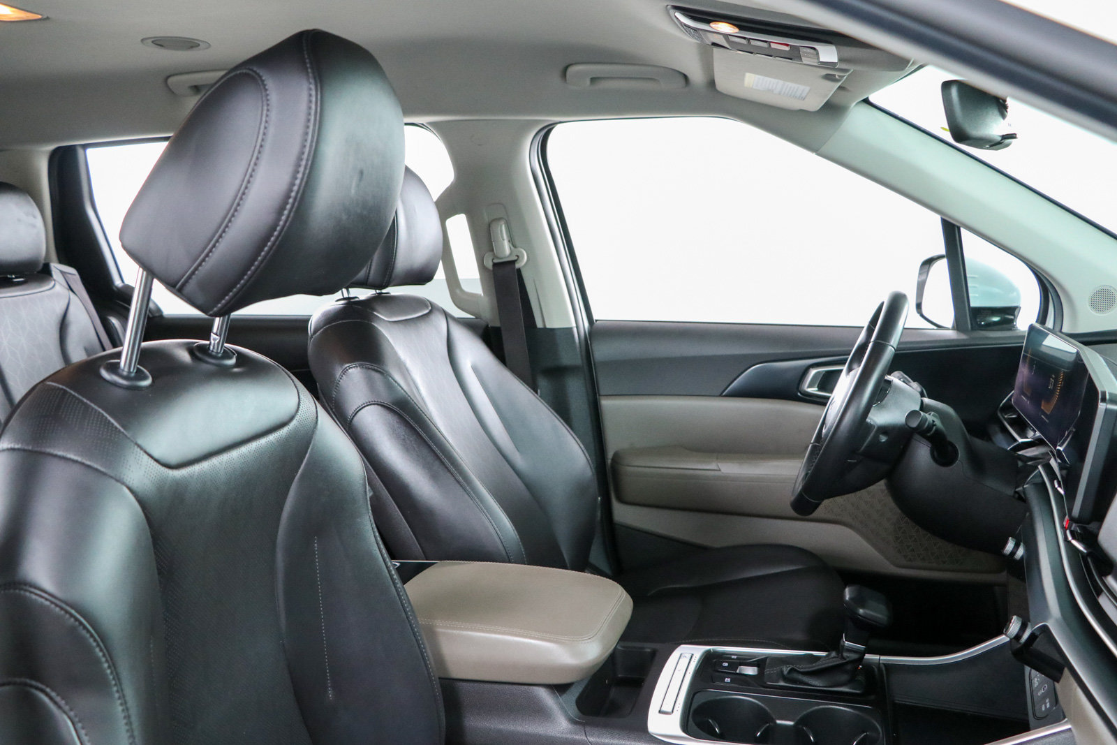 Used 2025 Kia Carnival FWD image 27