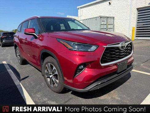 Certified 2023 Toyota Highlander XLE AWD/4WD image 1