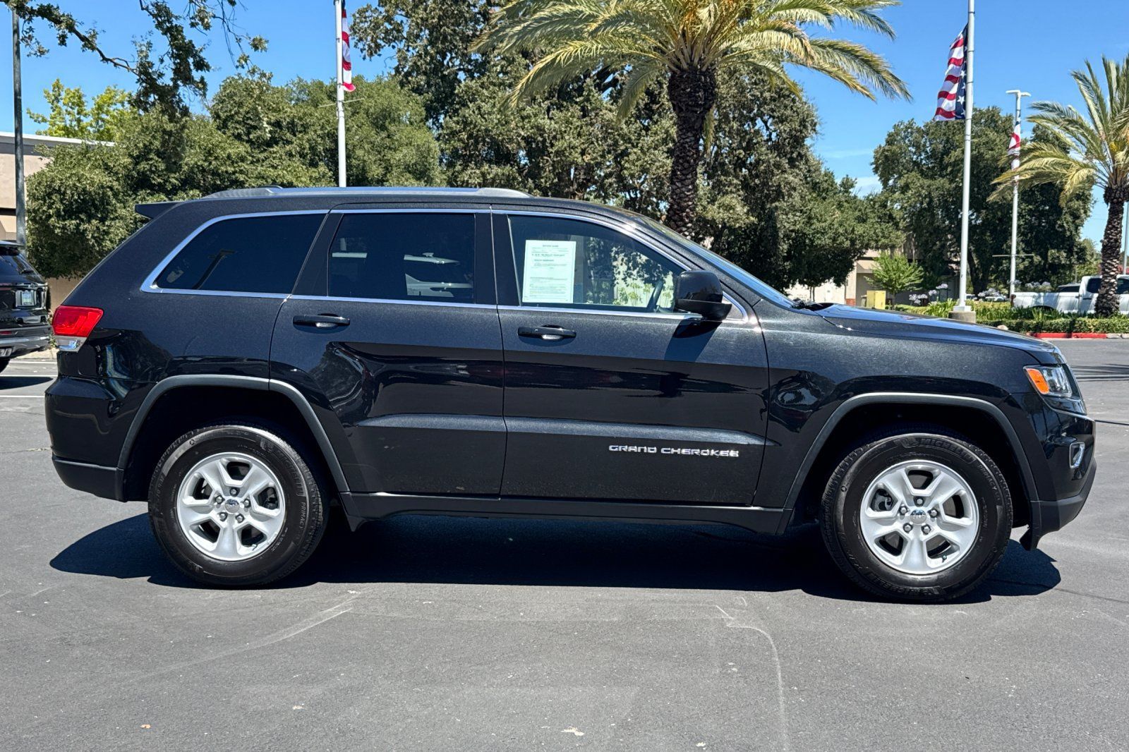 Used 2015 Jeep Grand Cherokee Laredo w/ Quick Order Package 23E AWD/4WD image 2