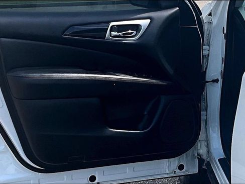 Used 2018 Nissan Pathfinder SV AWD/4WD image 23