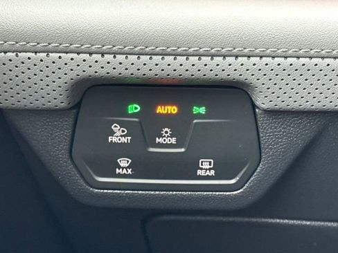 Used 2025 Volkswagen Atlas Peak Edition SE image 31