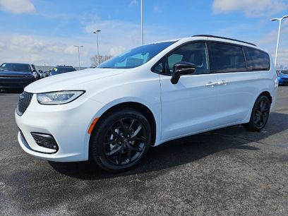 New 2026 Chrysler Pacifica Select w/ S Appearance Package