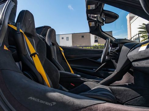 New 2026 McLaren 750S Spider RWD image 32