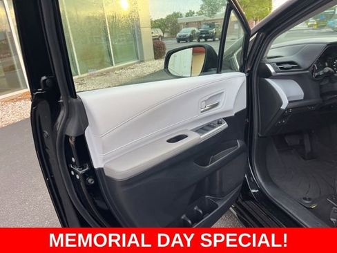 Used 2025 Toyota Sienna XLE FWD image 5
