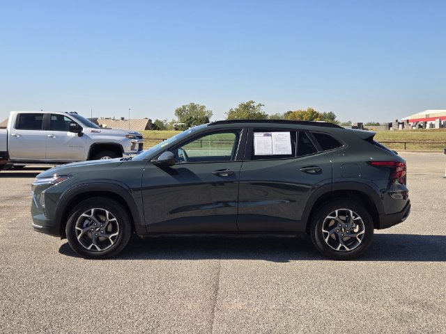 Used 2025 Chevrolet Trax LT FWD image 4