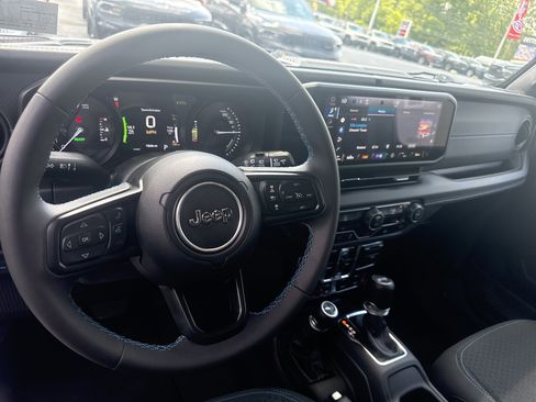 Used 2025 Jeep Wrangler Unlimited Rubicon 4xe AWD/4WD image 5