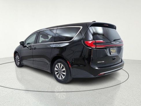 Used 2023 Chrysler Pacifica Touring-L image 6