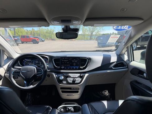 Used 2023 Chrysler Pacifica Touring-L FWD image 2