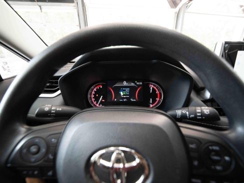 Used 2025 Toyota RAV4 XLE AWD/4WD image 15