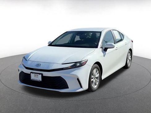 Used 2025 Toyota Camry LE FWD image 5
