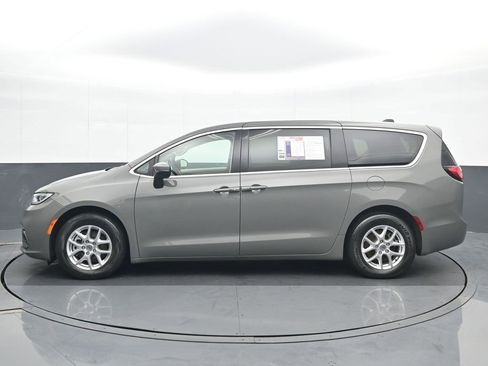 Used 2023 Chrysler Pacifica Touring-L image 3