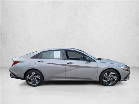 Used 2025 Hyundai Elantra Sport FWD image 4