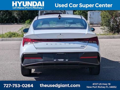 Used 2025 Hyundai Elantra Hybrid FWD image 4