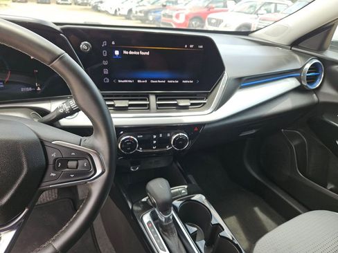 Used 2025 Chevrolet Trax LT w/ LT Convenience Package FWD image 20