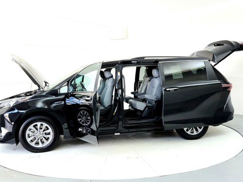 Certified 2024 Toyota Sienna XLE FWD image 10