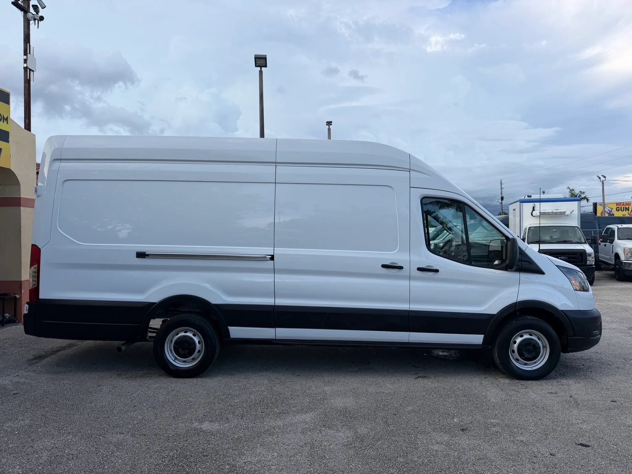 Used 2023 Ford Transit 250 148 High Roof Extended w/ Load Area Protection Package RWD image 7