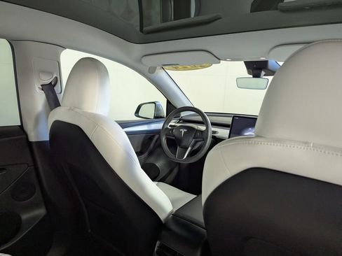 Used 2024 Tesla Model Y Long Range image 35