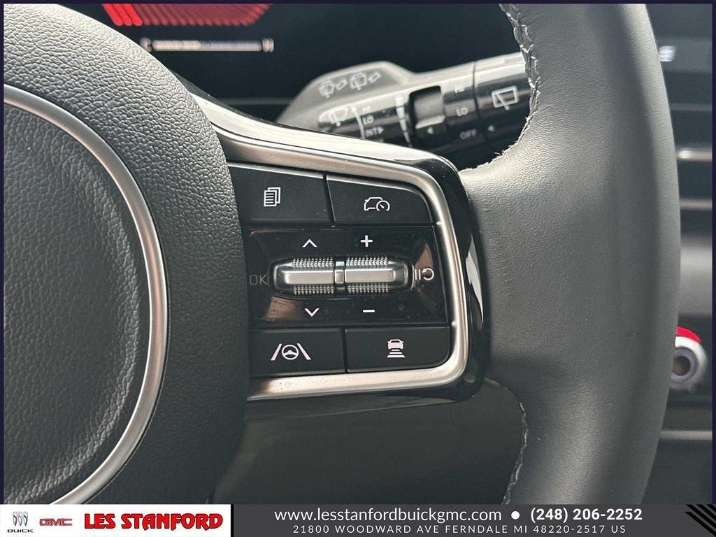 Used 2025 Kia Carnival EX FWD image 24
