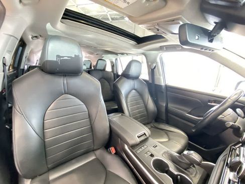 Used 2020 Toyota Highlander XLE image 29