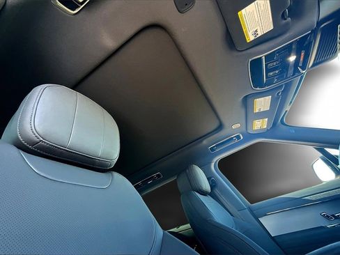 Used 2025 Land Rover Range Rover Sport SE image 17