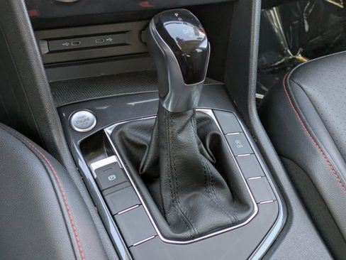 Used 2024 Volkswagen Tiguan SE image 11