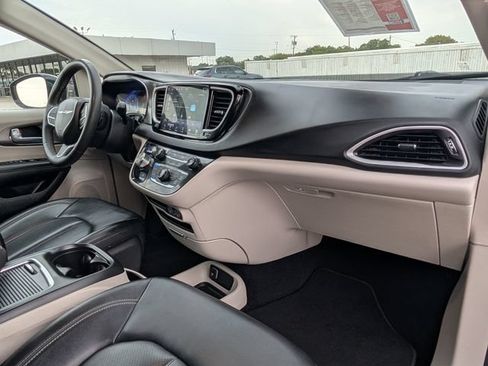 Used 2024 Chrysler Pacifica Touring-L FWD image 24