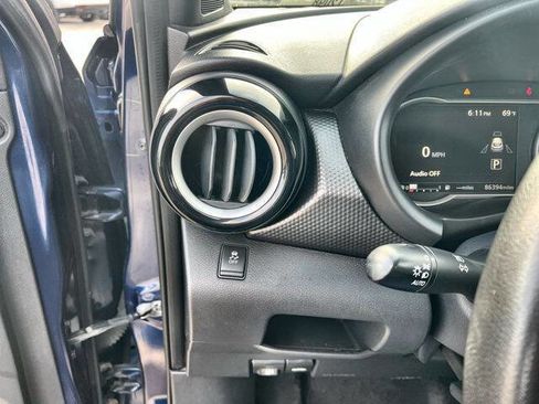 Used 2018 Nissan Kicks SV FWD image 17