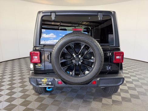Used 2023 Jeep Wrangler Unlimited Sahara AWD/4WD image 9