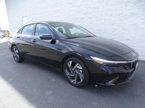 Used 2025 Hyundai Elantra SEL image 3