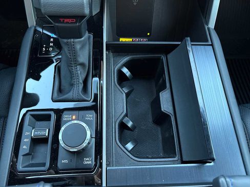 Used 2025 Toyota Sequoia Platinum image 27